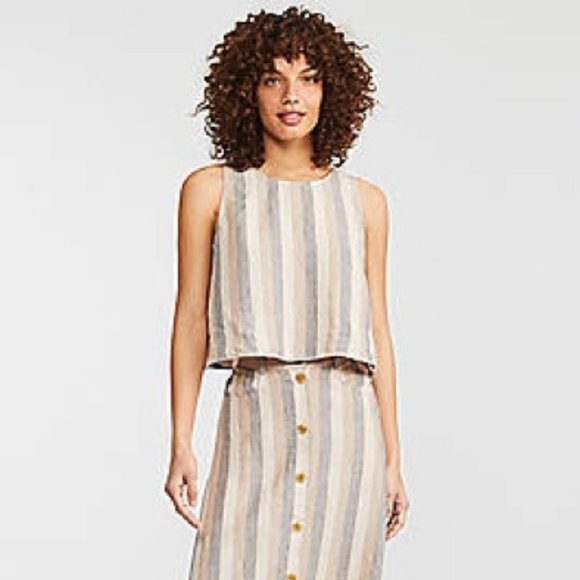 Lou & Grey Tops - Lou & Grey linen cropped tank!